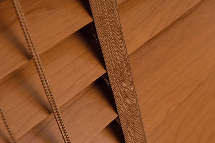 Czarne żaluzje drewniane Basswood z ozdobną tasiemką