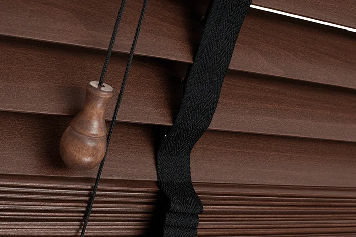 Drewniane żaluzje Basswood 50 mm na dużym oknie