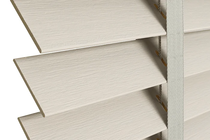 Rustykalne żaluzje drewniane Prime Wood na oknie