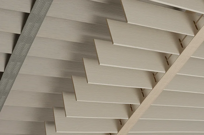 Żaluzje Prime Wood 50 mm w ciepłym wnętrzu